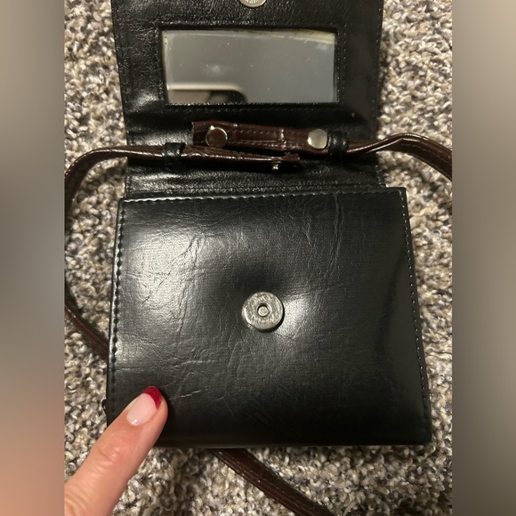 Like new Vegan leather mini crossbody wallet with detachable shoulder strap - Picture 5 of 9